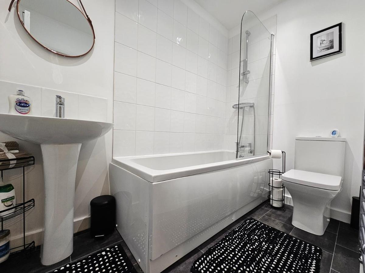 Guest House - Close To All Amenities Northampton Bagian luar foto