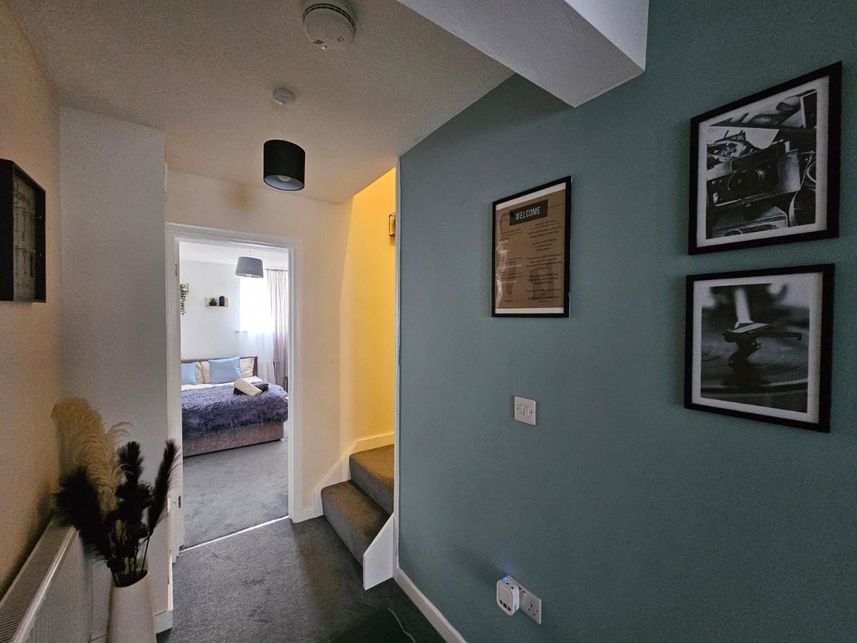 Guest House - Close To All Amenities Northampton Bagian luar foto
