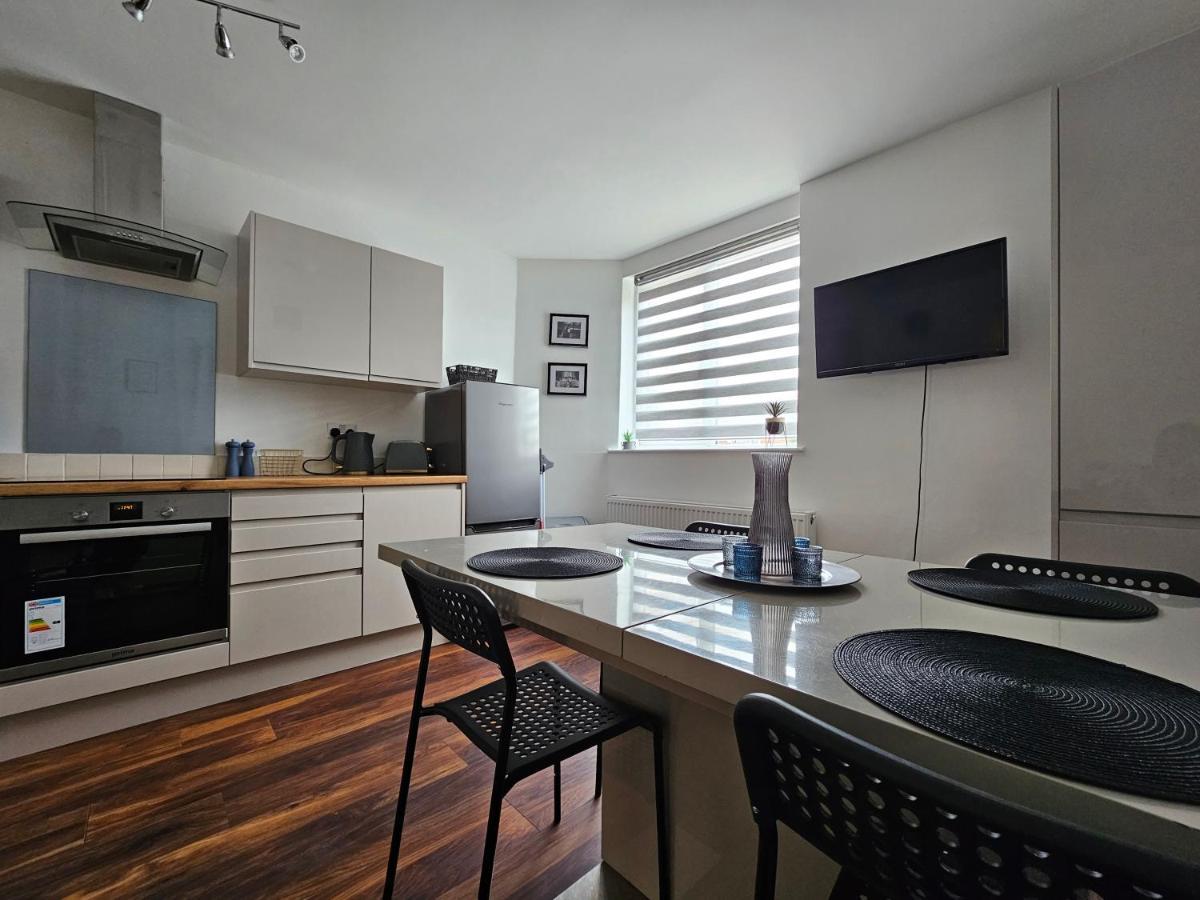 Guest House - Close To All Amenities Northampton Bagian luar foto
