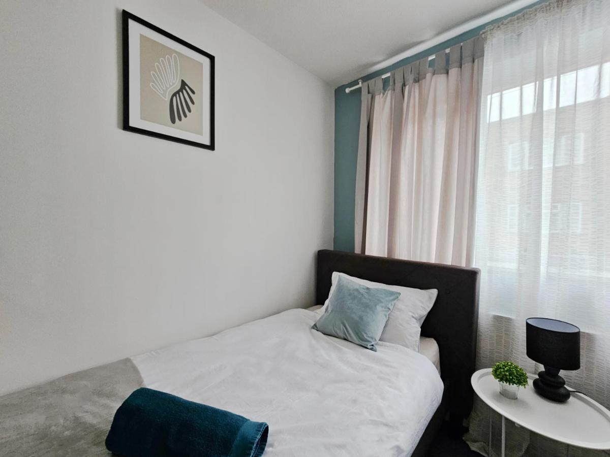 Guest House - Close To All Amenities Northampton Bagian luar foto